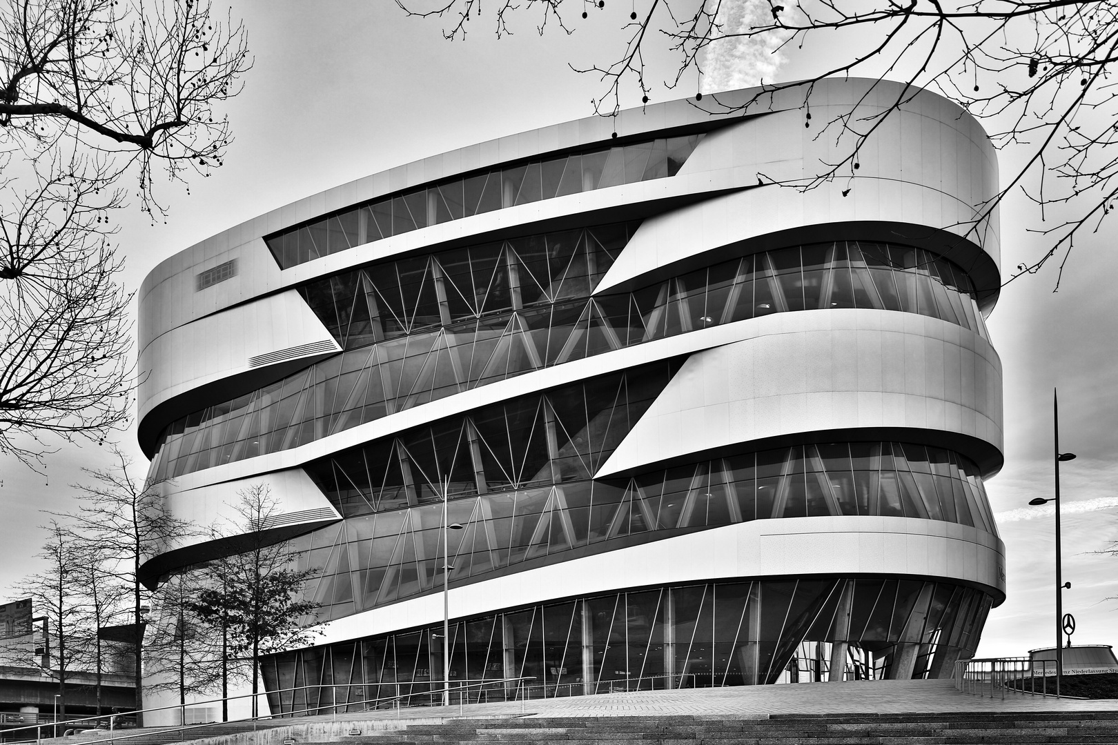 Mercedes Benz Museum Nordseite in Schwarz/Weiss