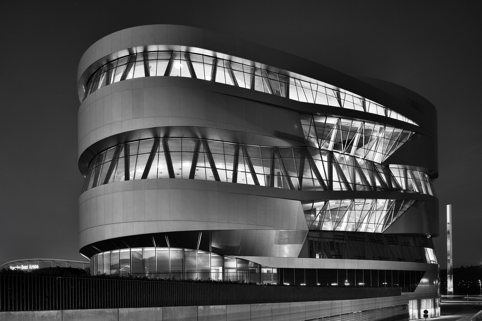 Mercedes Benz Museum Südseite in Schwarz/Weiss