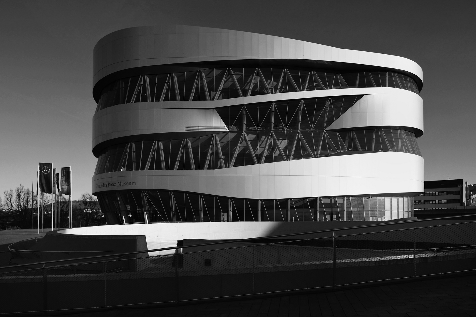 Mercedes Benz Museum Westseite in Schwarz/Weiss