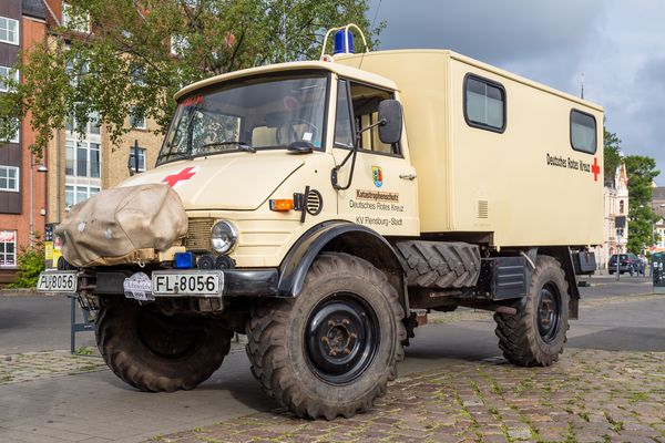 Mercedes-Benz Unimog U 416 des DRK