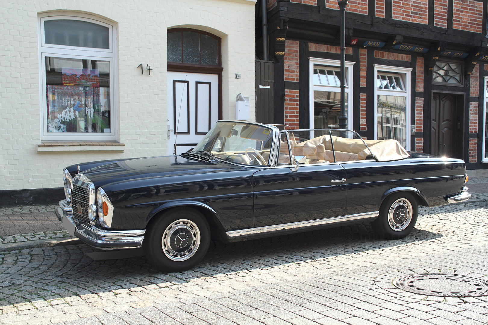 Mercedes Benz W111 vor historischer Fachwerkkulisse