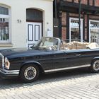 Mercedes Benz W111 vor historischer Fachwerkkulisse