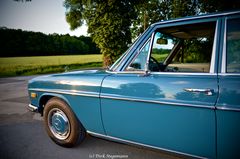 Mercedes-Benz W114 bei Sonnenuntergang im Münsterland