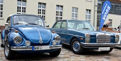 Mercedes-Benz W114 und VW Käfer wie Bruder und Schwester