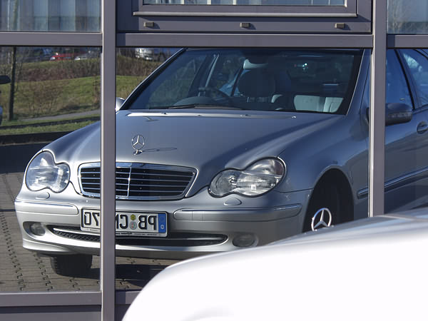 Mercedes C220 vor Spiegelfassade