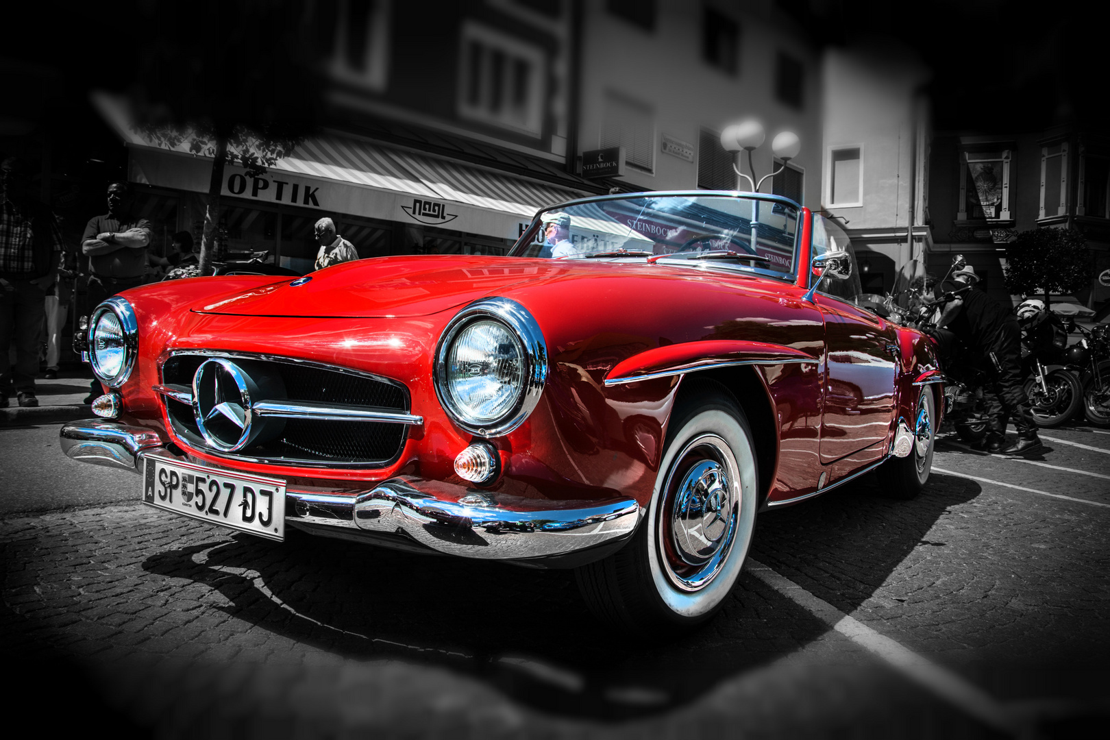 Mercedes in Rot