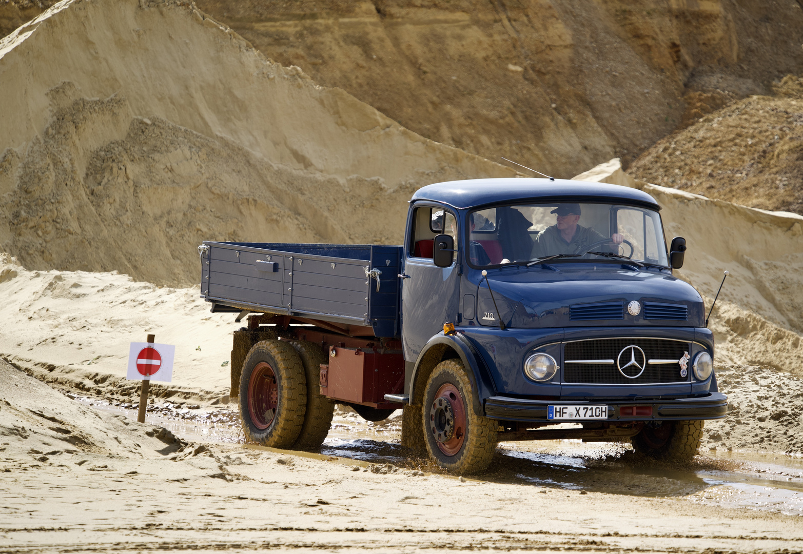 Mercedes L 710 in einer Kiesgrube im Einsatz