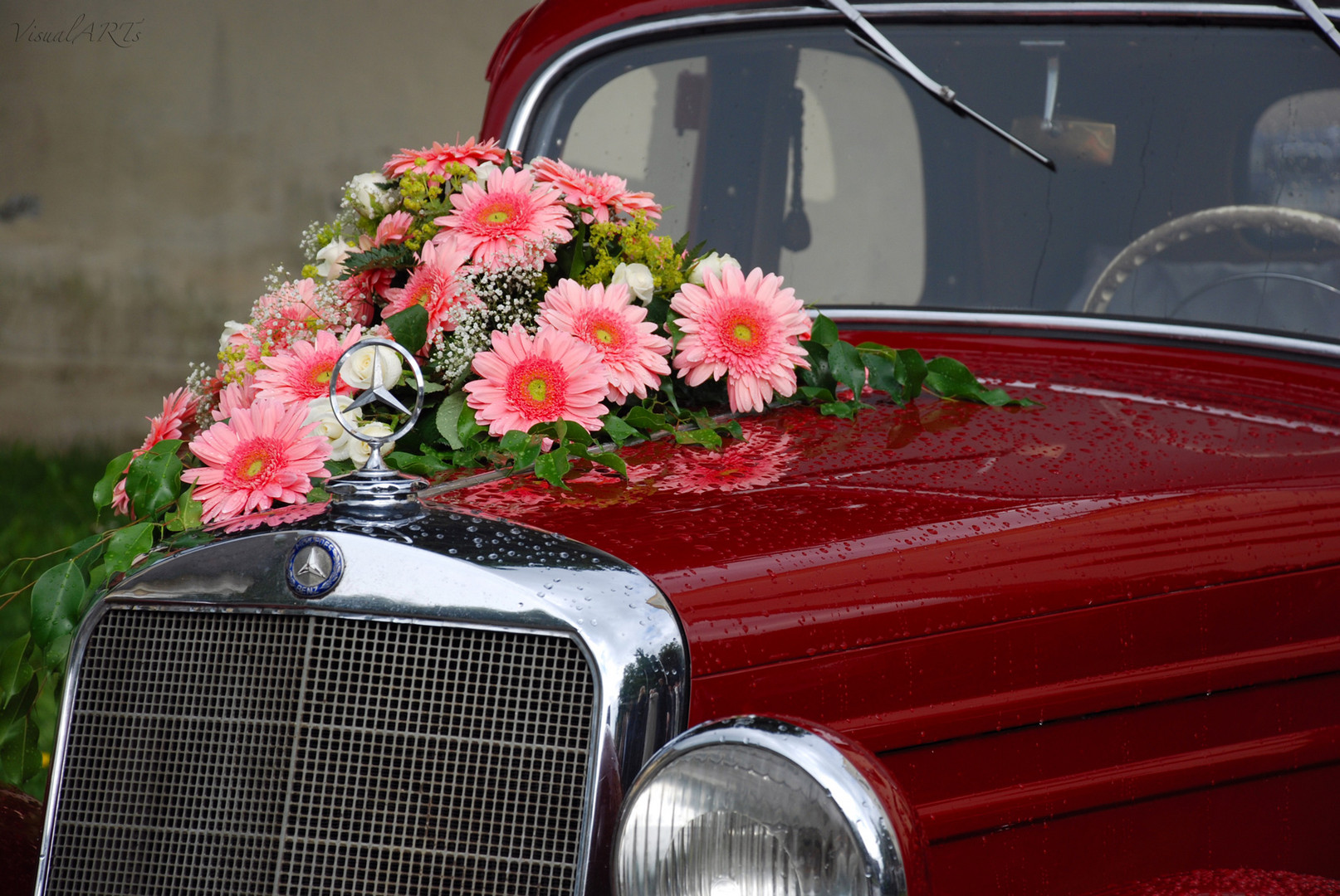 Mercedes mit Blumenschmuck