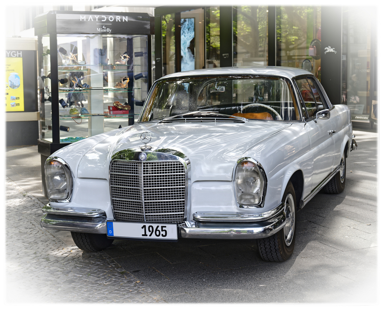 Mercedes Oldtimer mit 1965 auf dem Nummerschild