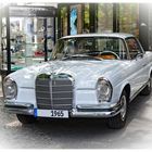 Mercedes Oldtimer mit 1965 auf dem Nummerschild