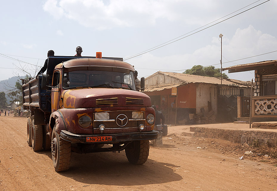 Mercedes Rundhauber im Einsatz in Kamerun