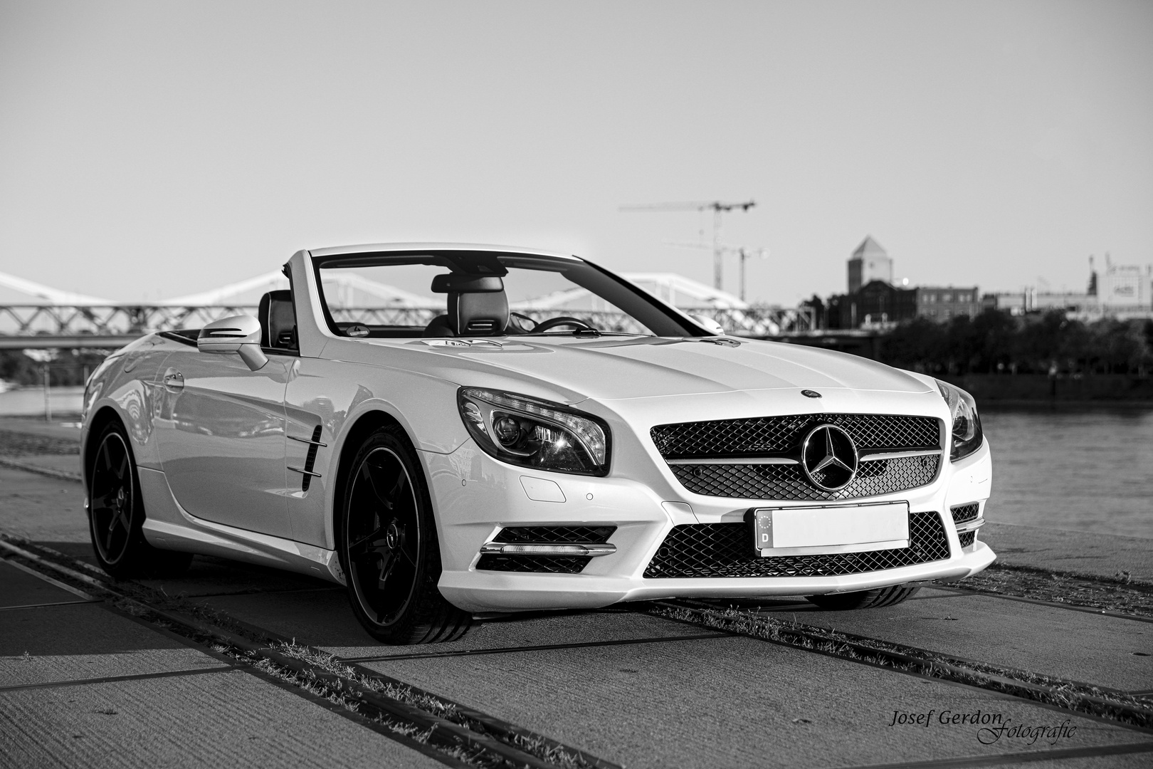 Mercedes SL im Abendlicht, Hafen von Mannheim