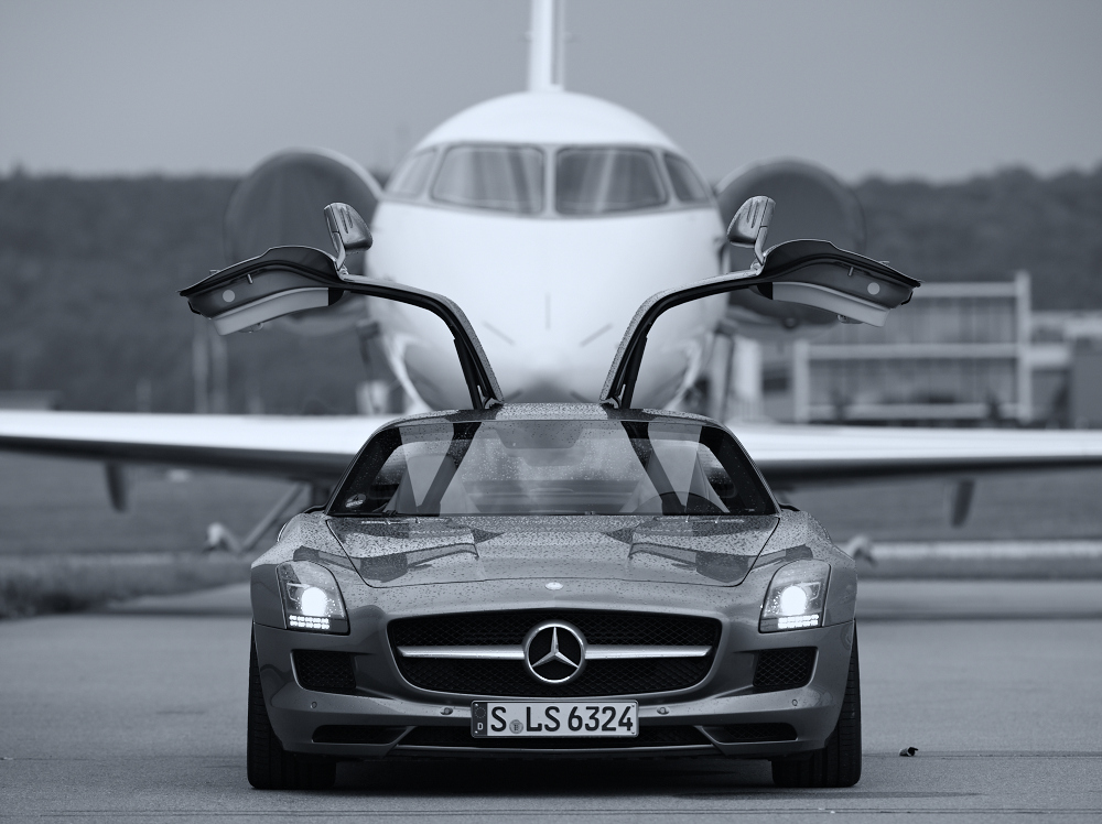 Mercedes SLS AMG und Bombardier Challenger 300