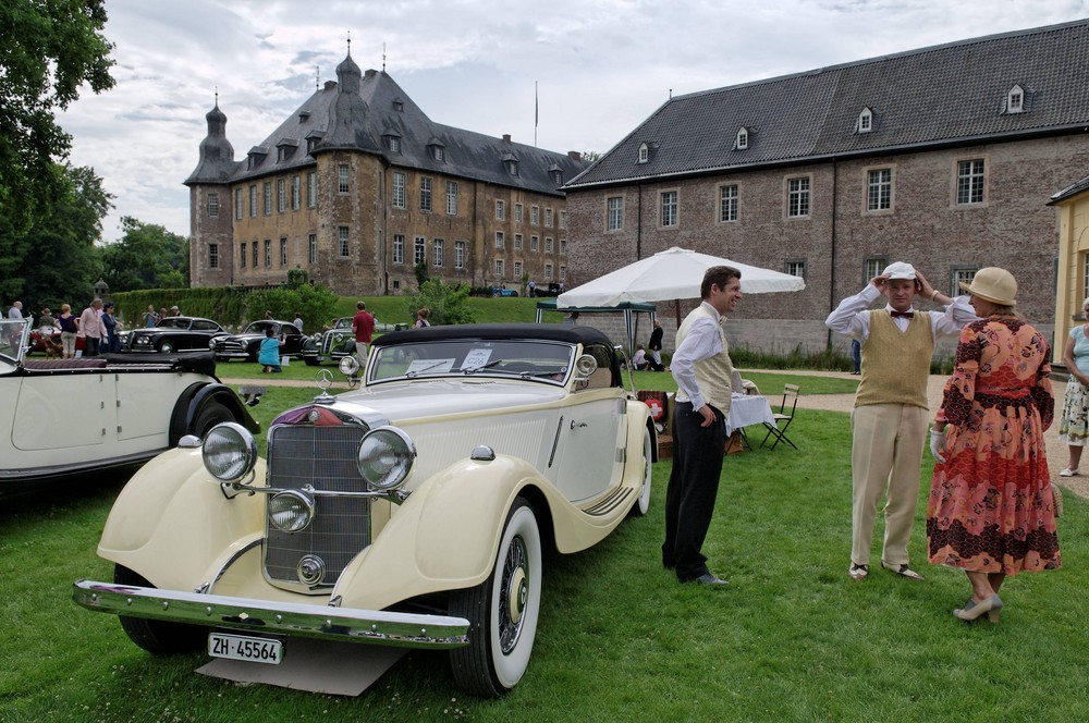 MERCEDES "sozialadäquat" vor dem Schloss