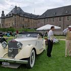 MERCEDES "sozialadäquat" vor dem Schloss