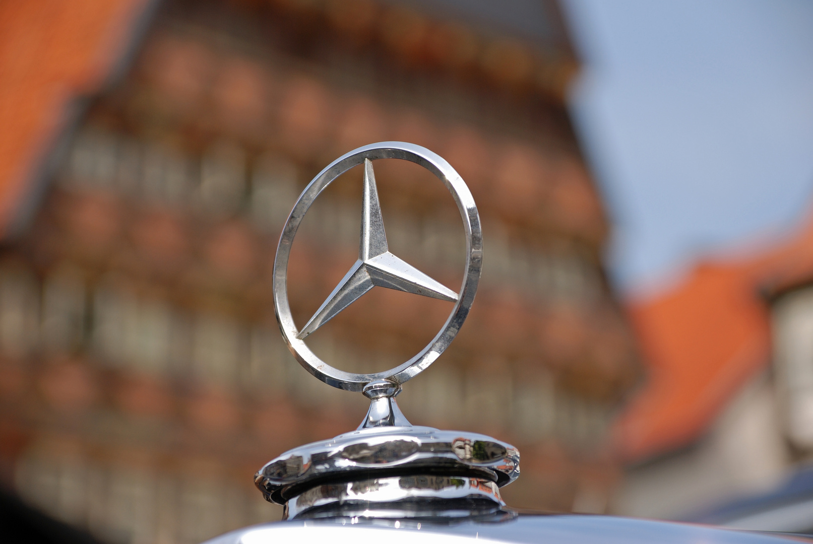 Mercedes Stern auf dem Marktplatz in Hildesheim