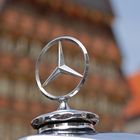 Mercedes Stern auf dem Marktplatz in Hildesheim