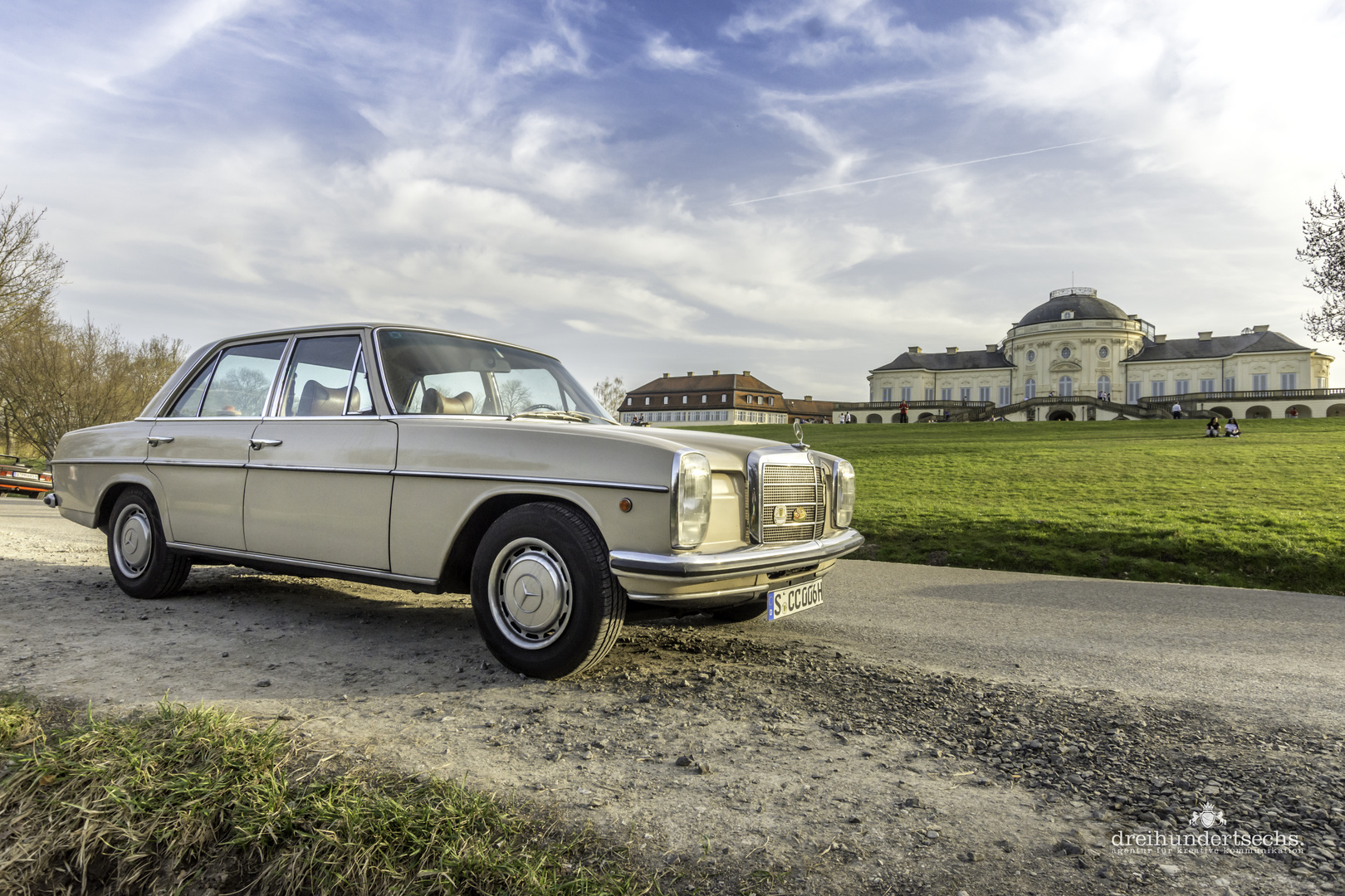 Mercedes Strich 8 vor dem Schloss Solitude