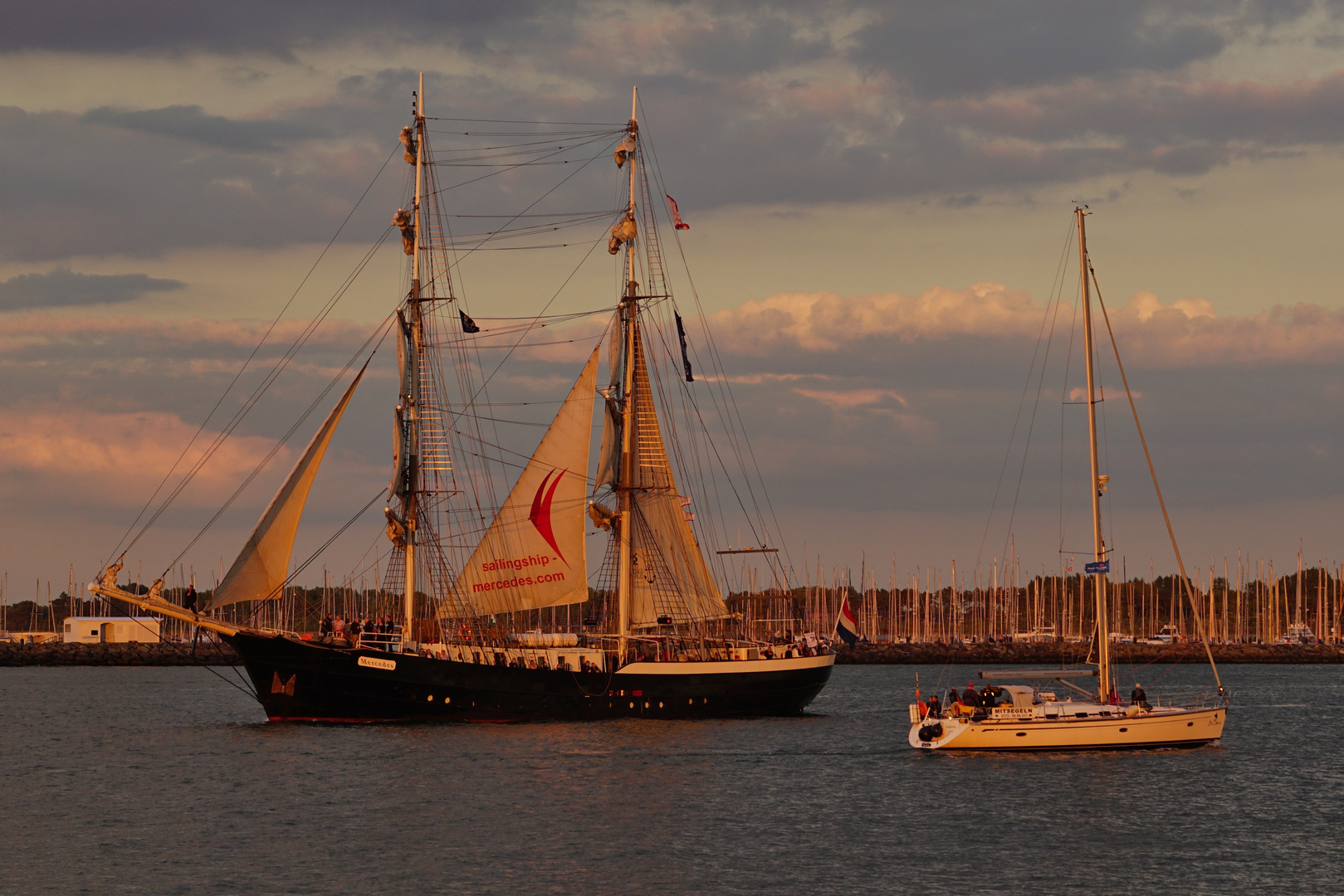 Mercedes und ein Segelboot