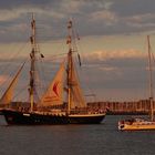 Mercedes und ein Segelboot