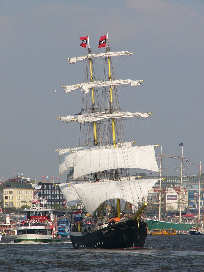 Mercedes unter Segeln