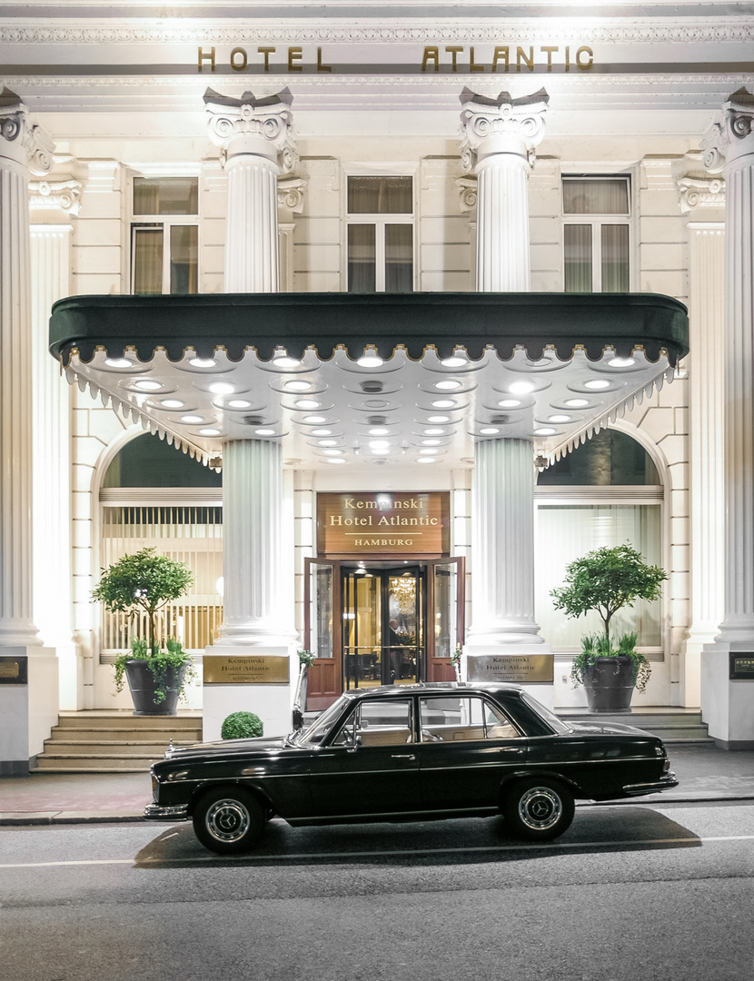 Mercedes W108 vor Hotel Atlantic