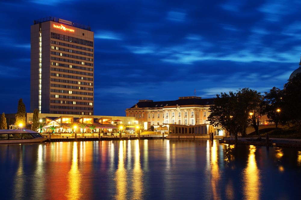 Mercure Hotel Potsdam zur blauen Stunde Foto & Bild nachtaufnahme