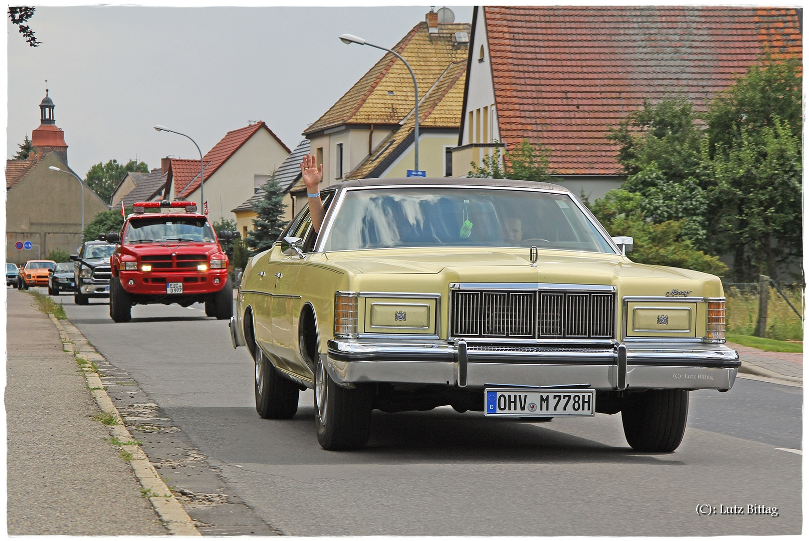 Mercury Marquis (1978) mit amerikanischem Gefolge