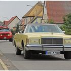 Mercury Marquis (1978) mit amerikanischem Gefolge