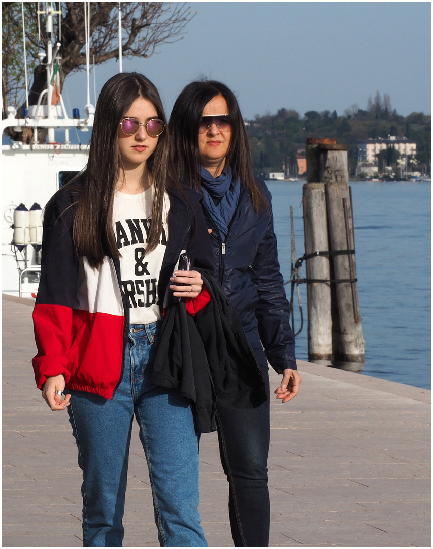 Mère et fille en promenade au bord du lac à Salo