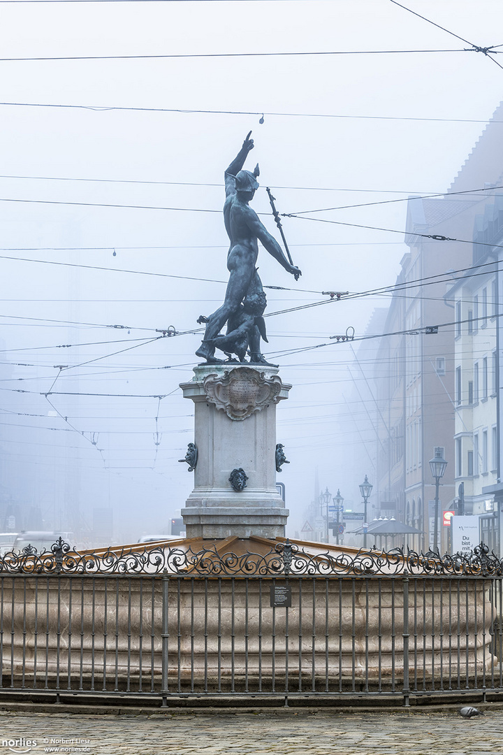 Merkurbrunnen im Nebel
