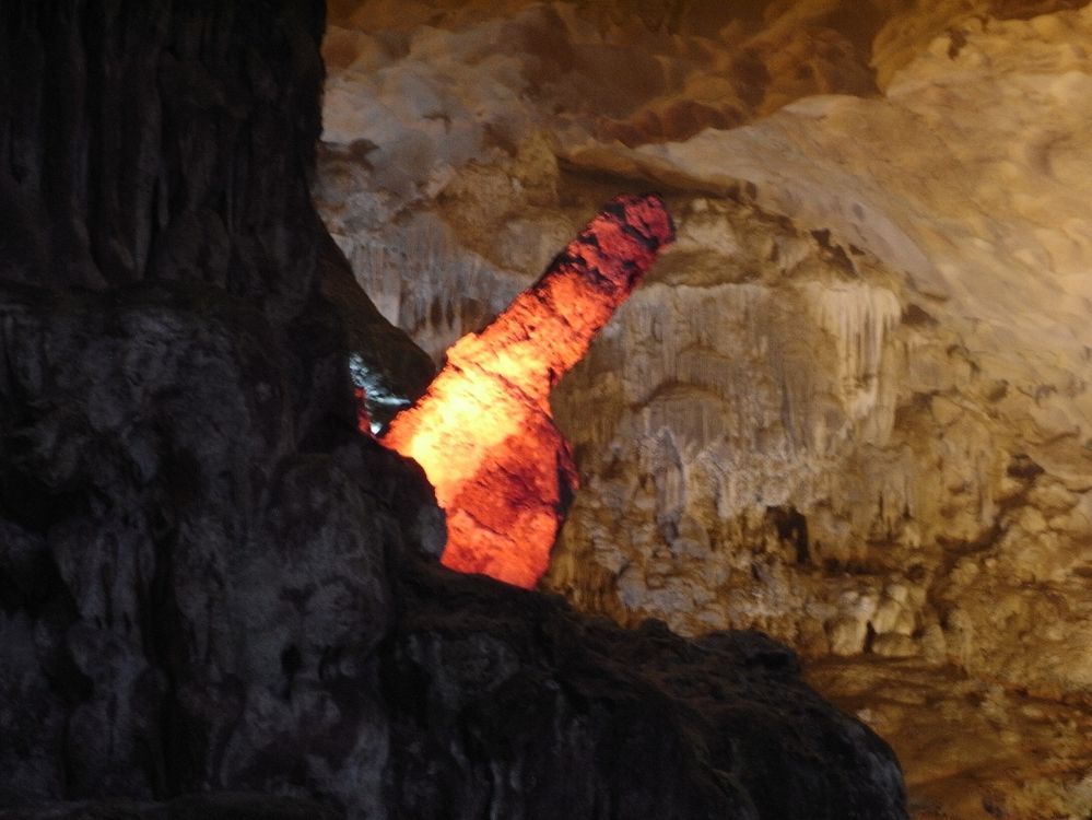 Merkwürdig geformter Tropfstein in einer Grotte ;) Halong Bay - Vietnam - April 2008