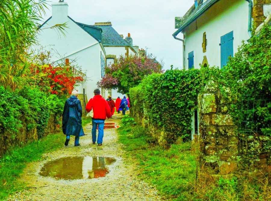 Mes amis(es) randonneurs traversant Locmariaquer (Morbihan)