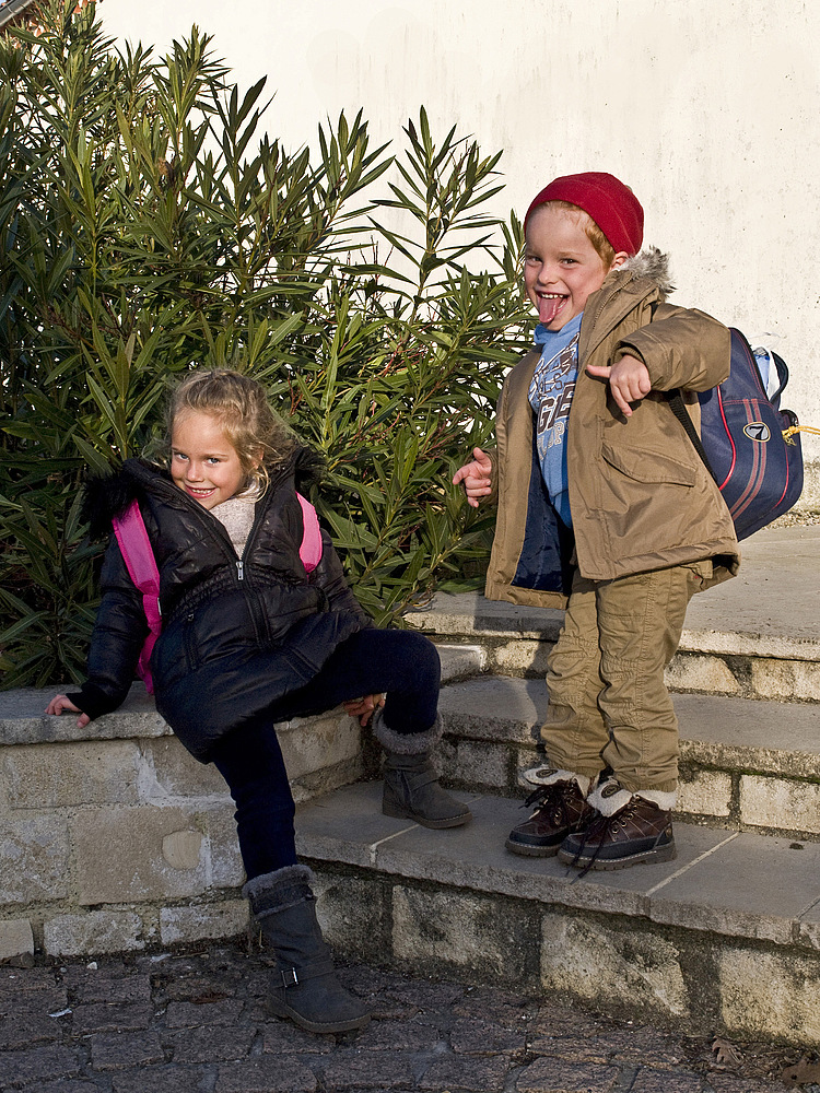 Mes deux petits à la sortie de l’école -- Meine zwei Kleinen beim Verlassen der Schule