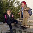 Mes deux petits à la sortie de l’école -- Meine zwei Kleinen beim Verlassen der Schule