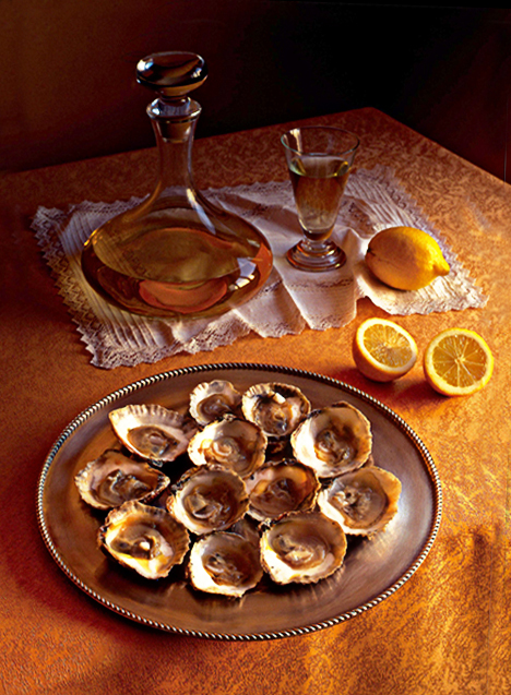 Mesa con plato de ostras...