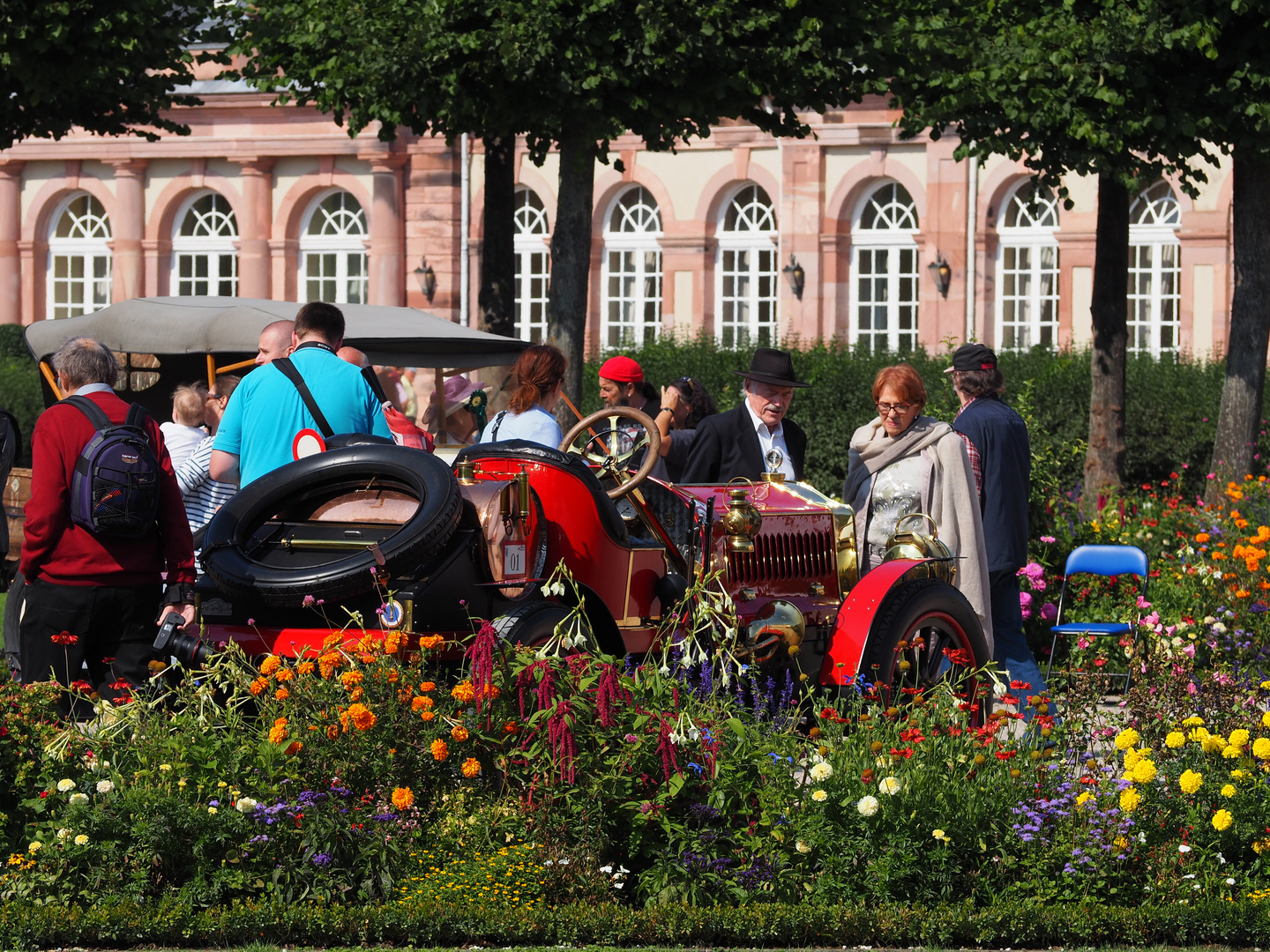 Meschen ums Auto