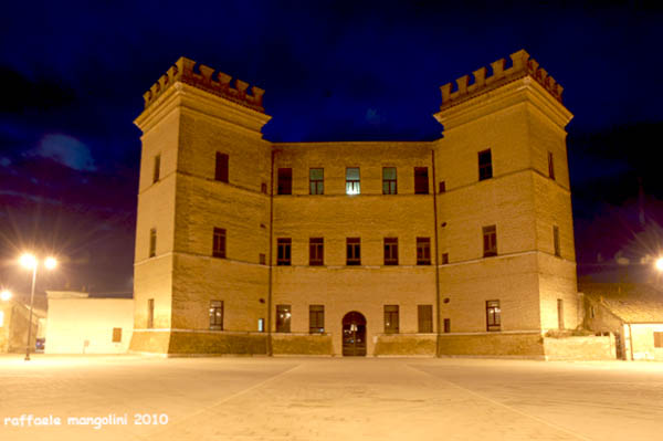 Mesola, castello estense di notte