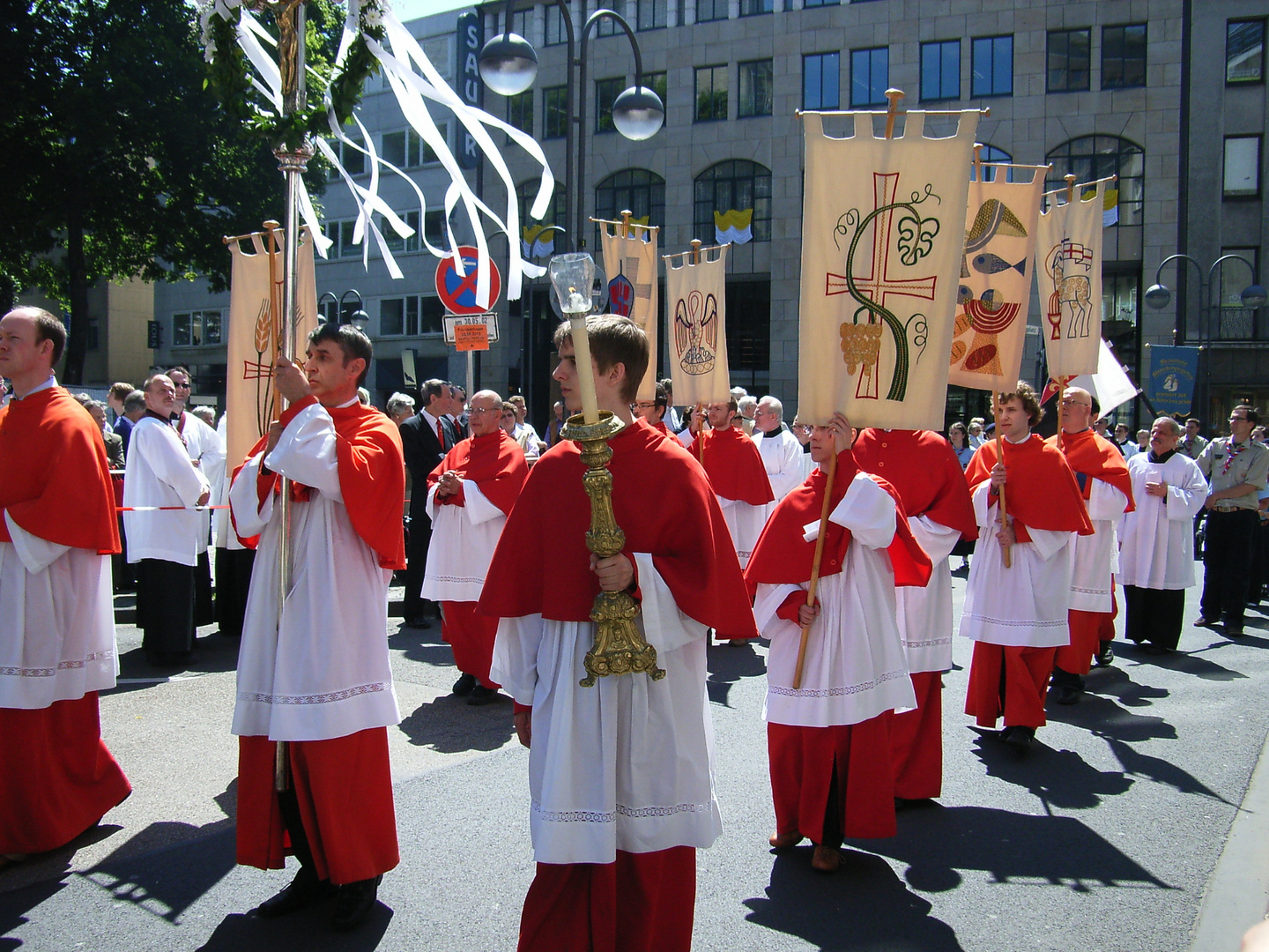 Messdiener-Fahnenträger in der Fronleichnamsprozession, Köln 2010