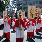 Messdiener-Fahnenträger in der Fronleichnamsprozession, Köln 2010