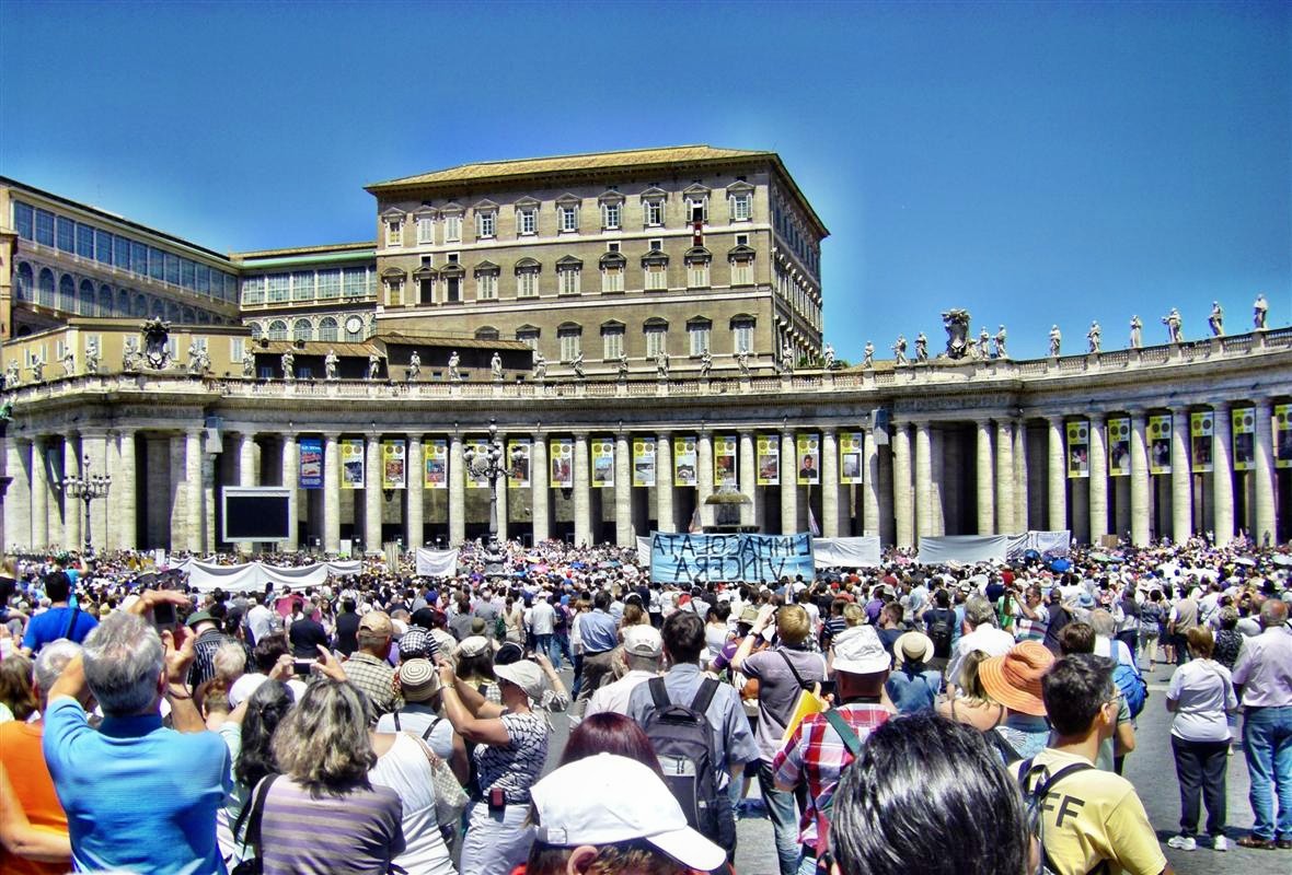 Messe auf dem Petersplatz