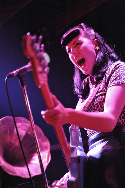 Messer Chups im Ballroom