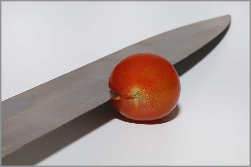 Messer trifft Tomate