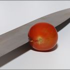 Messer trifft Tomate