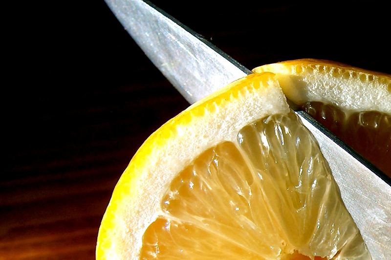 Messer trifft Zitrone