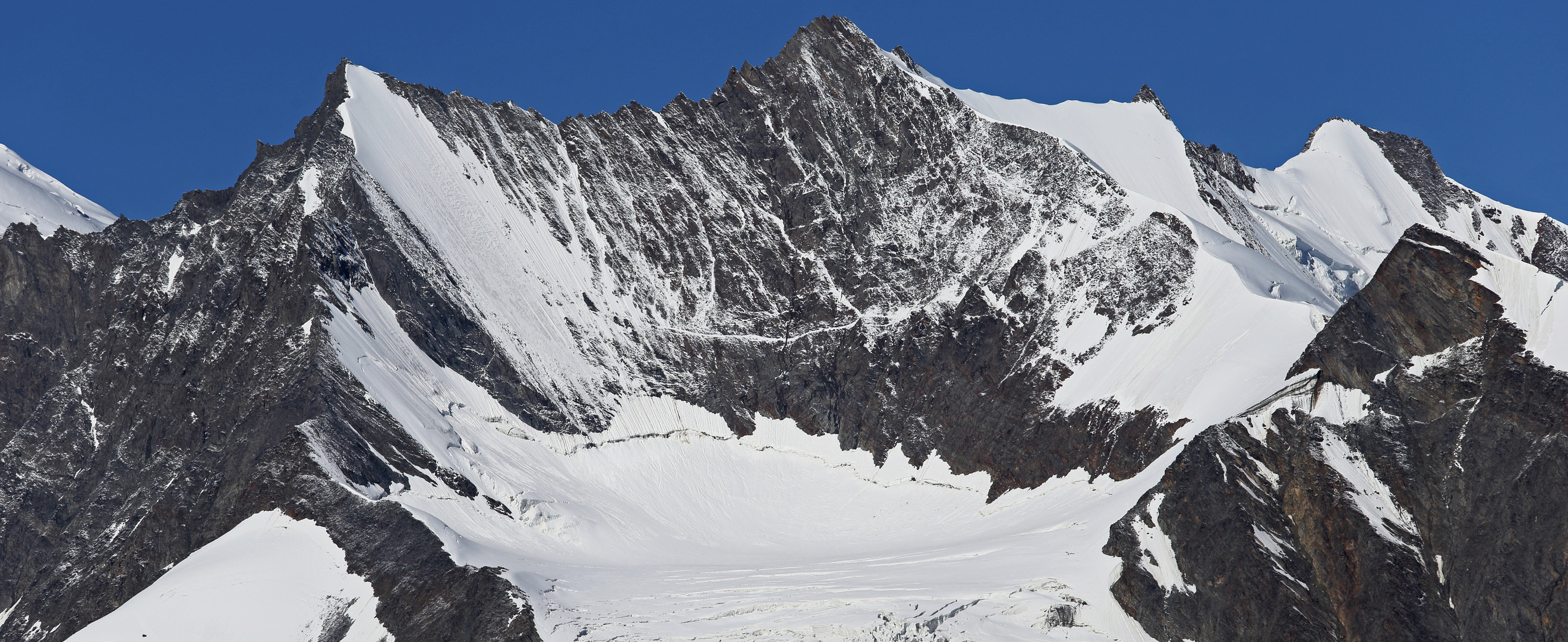 Messerscharf ist der Nadelgrat der berühmten Mischabelgruppe im Wallis...