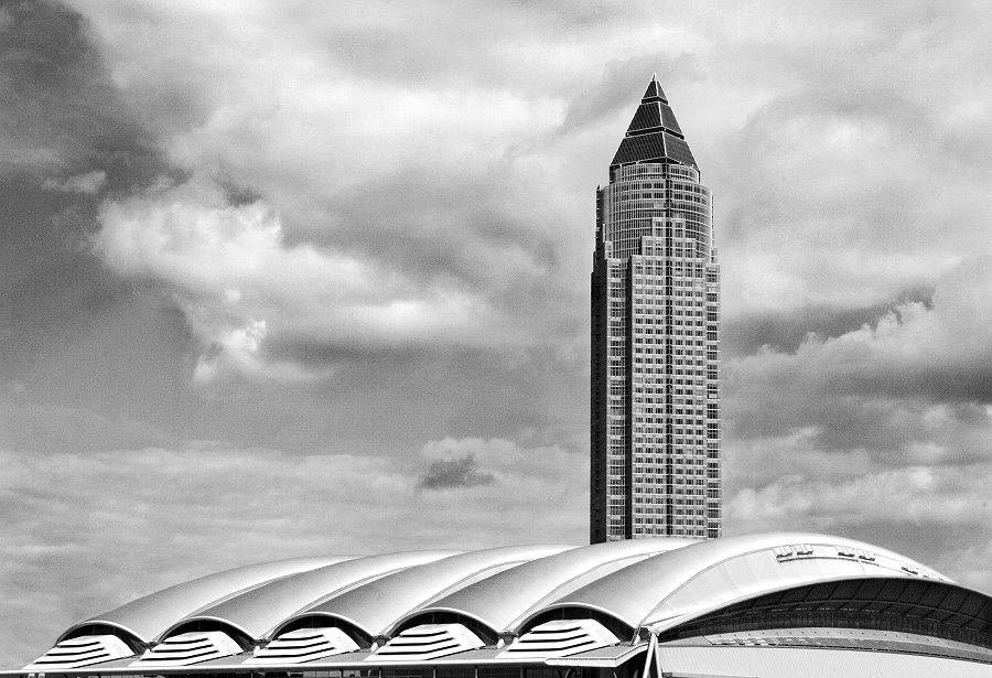 Messetower über das Dach der großen Messehalle fotografiert