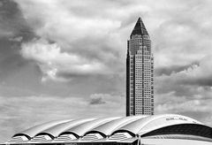 Messetower über das Dach der großen Messehalle fotografiert