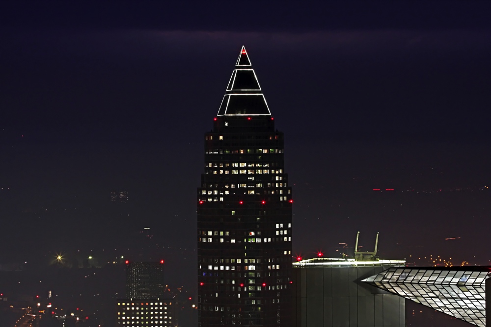 Messeturm an einem Novemberabend