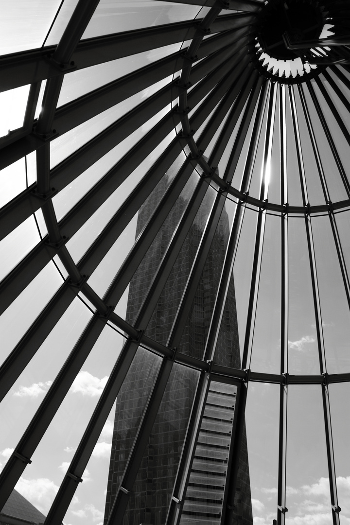 Messeturm Frankfurt hinter Gittern